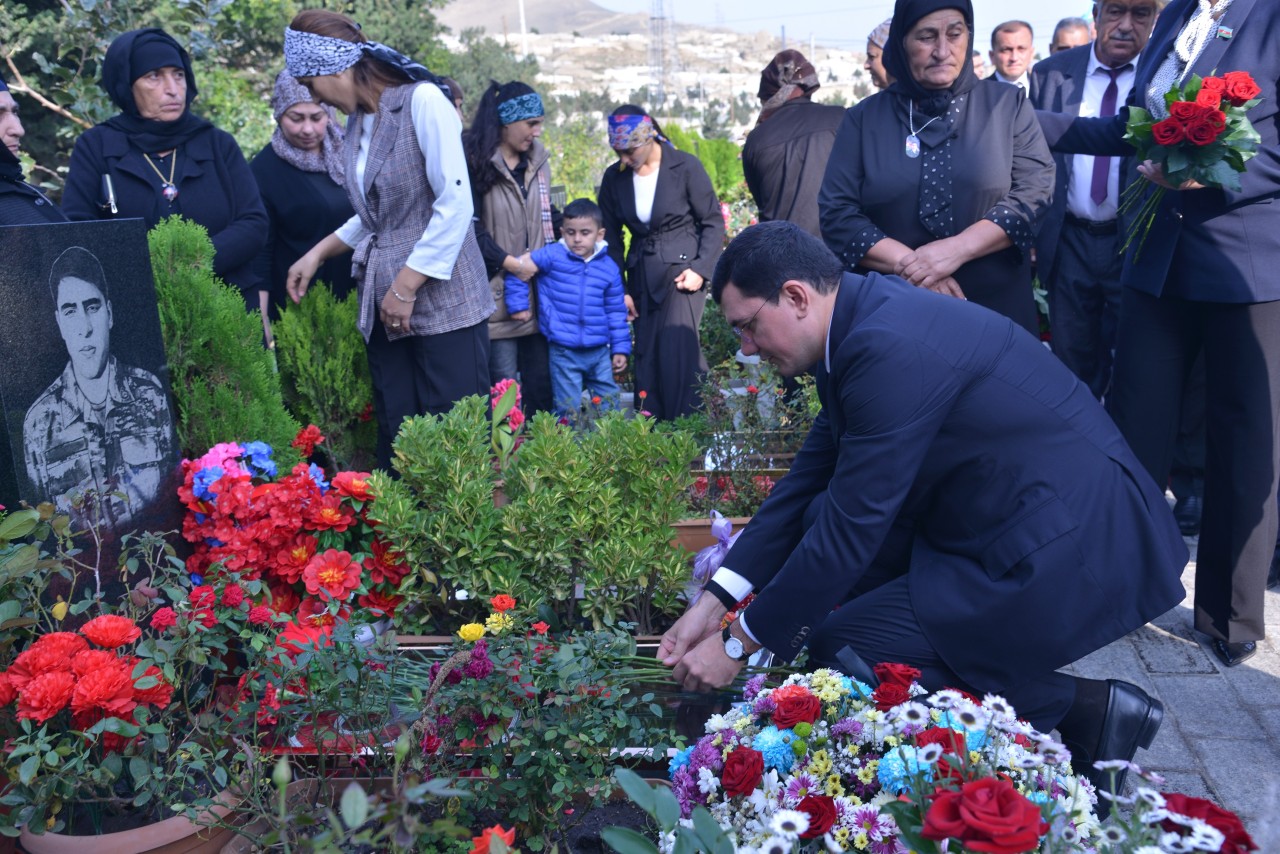 Qaradağın icra başçısı şəhidlərin anım mərasimində iştirak edib - FOTOLAR