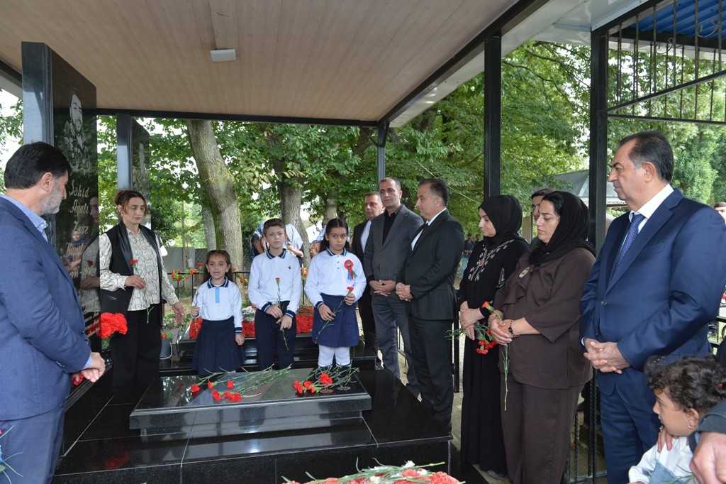 İcra başçısı şəhidlərin məzarlarını ziyarət edib - FOTOLAR