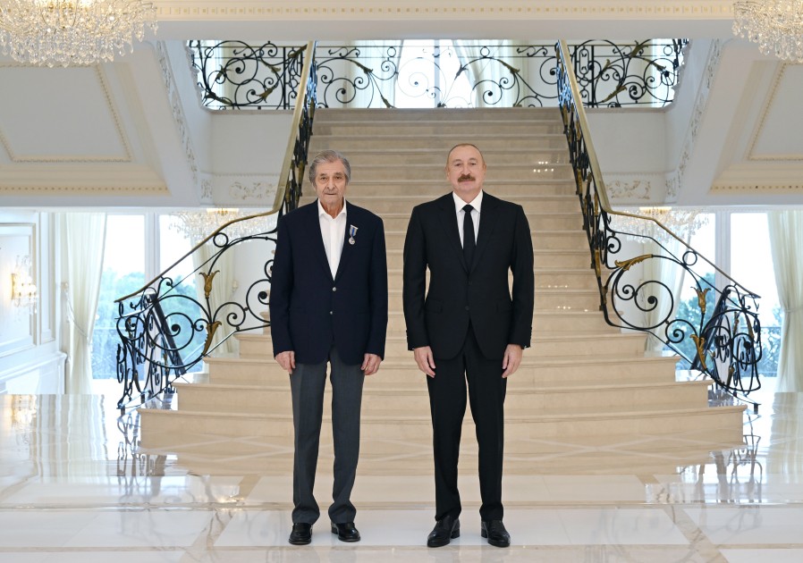 Prezident Fərhad Xəlilova “İstiqlal” ordenini təqdim etdi - FOTOLAR (YENİLƏNİB)