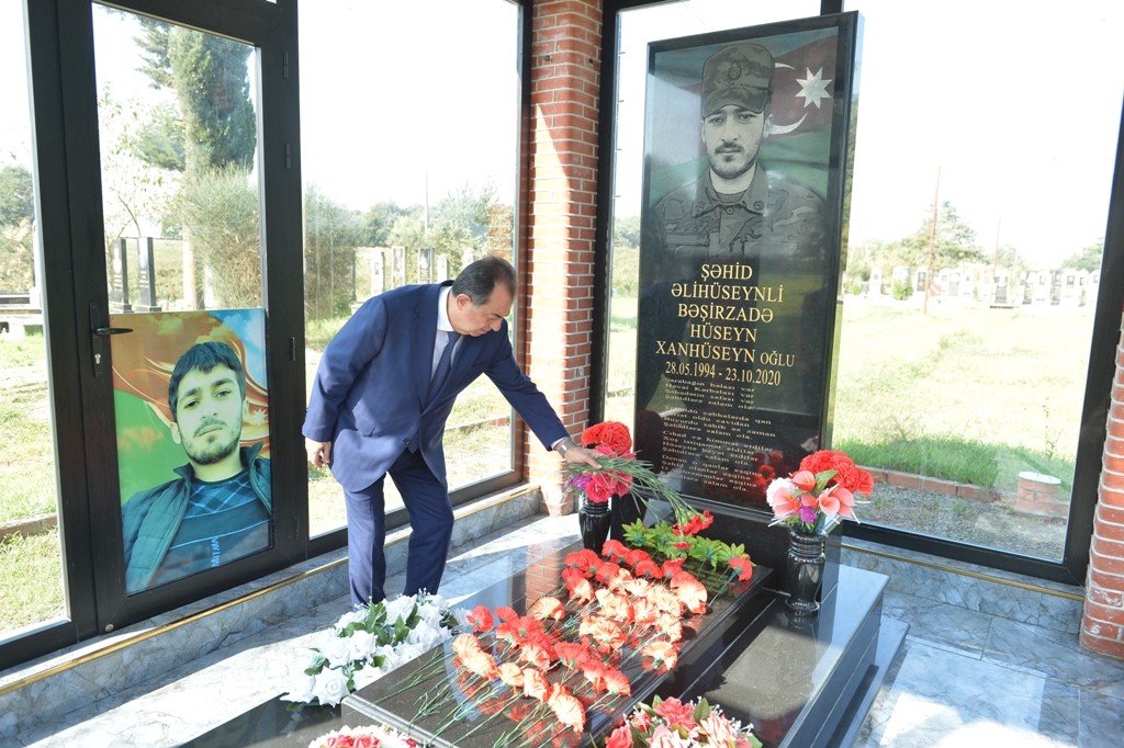 İcra başçısı şəhid Hüseyn Bəşirzadənin məzarını ziyarət edib - FOTOLAR