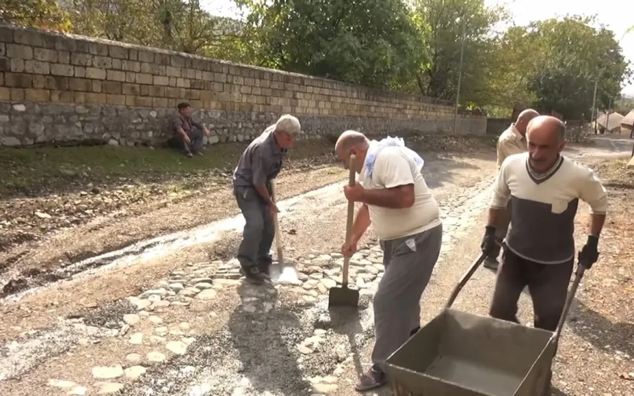 Şəkidə sakinlər öz pulları ilə yol çəkirlər - VİDEO