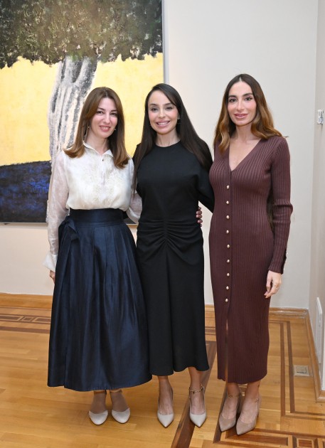 İlham Əliyev və ailə üzvləri sərgi ilə tanış olublar - FOTOLAR