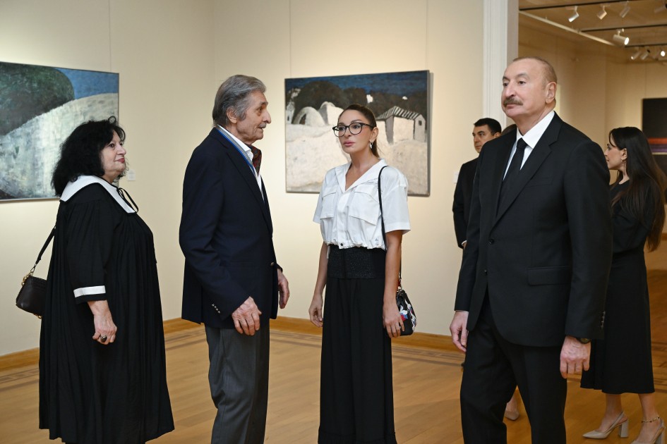 İlham Əliyev və ailə üzvləri sərgi ilə tanış olublar - FOTOLAR