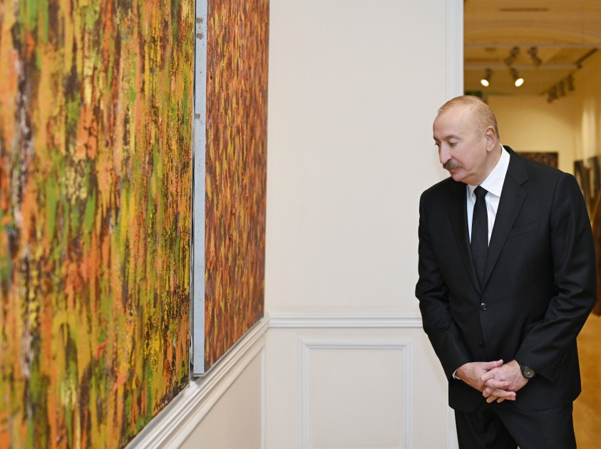İlham Əliyev və ailə üzvləri sərgi ilə tanış olublar - FOTOLAR