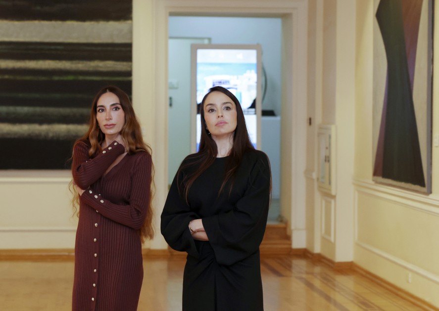 İlham Əliyev və ailə üzvləri sərgi ilə tanış olublar - FOTOLAR