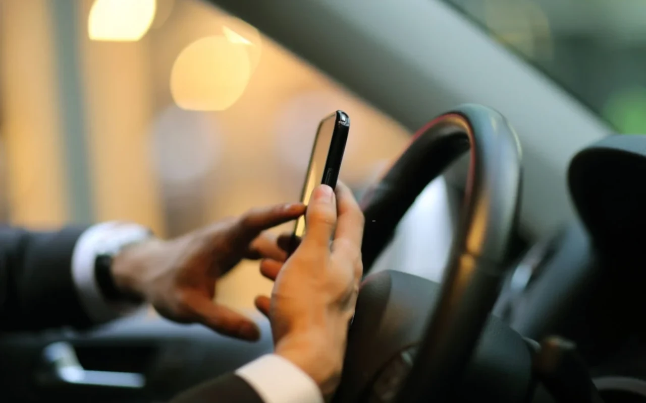 Telefondan istifadə edən sürücülər necə cərimələnəcək? - Ekspertdən açıqlama