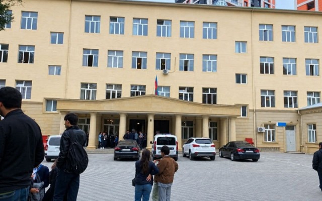 Məktəbdə pəncərədən yıxılan şagirdin anası da faciəvi şəkildə ölüb