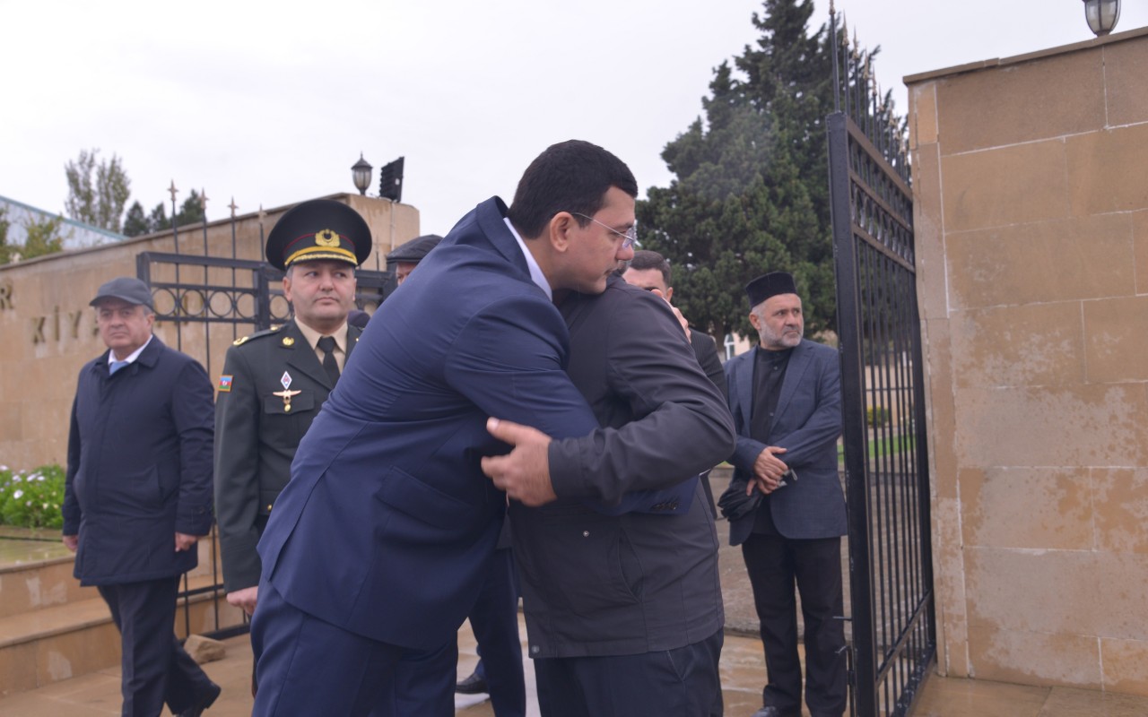 Qaradağda icra başçısı şəhidin anım mərasimində iştirak etdi - FOTOLAR
