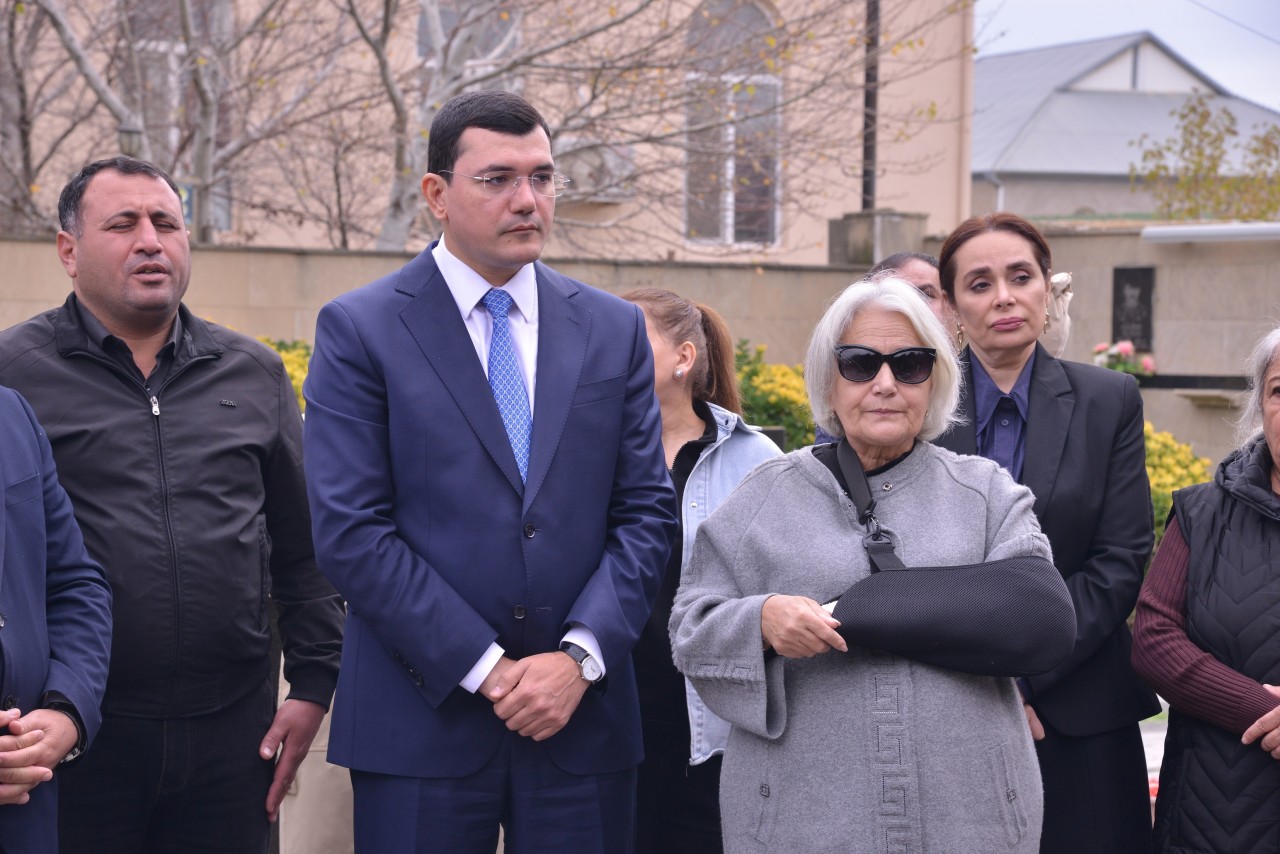 İcra başçısı Qaradağda şəhidlərin məzarını ziyarət etdi - FOTOLAR