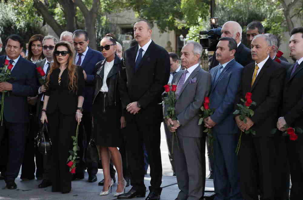 İlham Əliyev Rəşid Behbudovun heykəlinin açılışında iştirak edib (YENİLƏNİB)