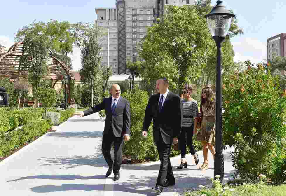 İlham Əliyev xanımı ilə Qızılgül bağında - FOTOLAR