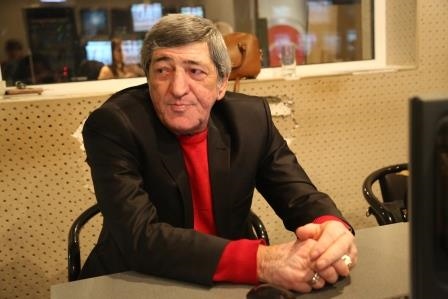 Qadınlar yarıçılpaq formada səhnəyə çıxırlar...- Rəmiş