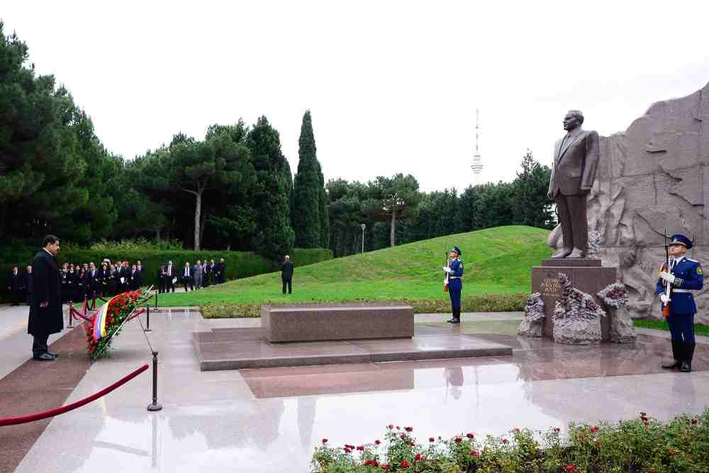 Venesuela prezidenti Fəxri xiyabana gəldi- FOTO