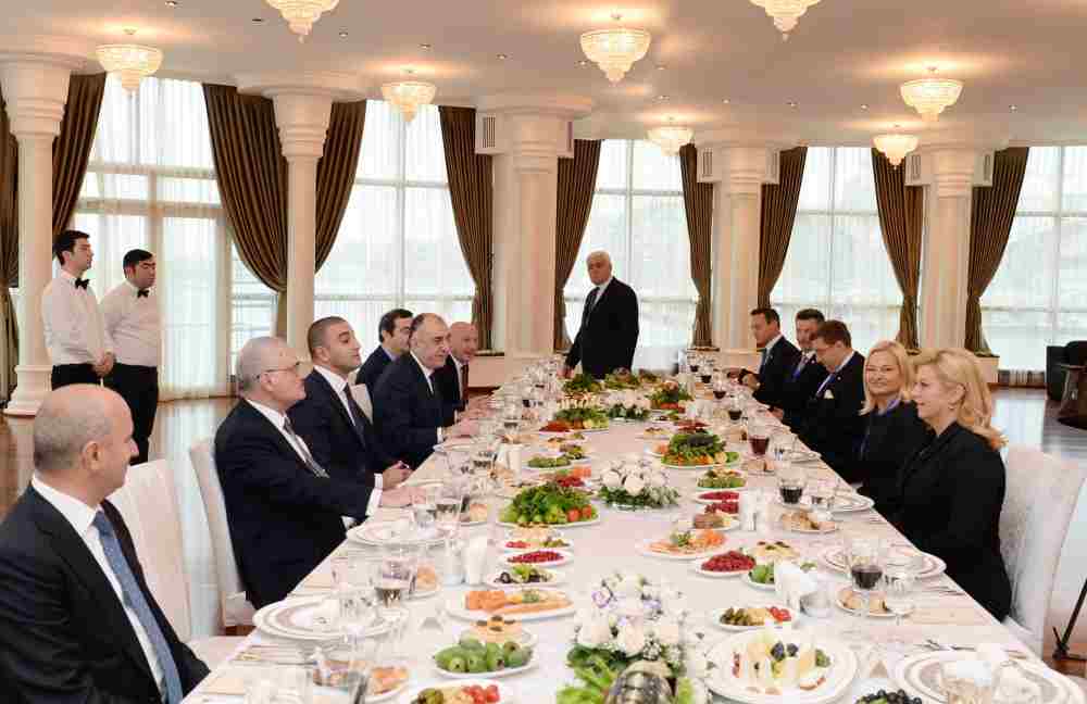 Naharı Artur Rəsizadə verdi: Xanım prezidentlə süfrə arxasında - FOTO