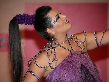 Elza Seyidcahandan onu tÓ™nqid edÓ™nlÓ™rÓ™ şeirlÓ™ CAVAB