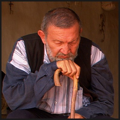 Qocalar evinə atılan aktyor vəfat etdi- FOTOLAR