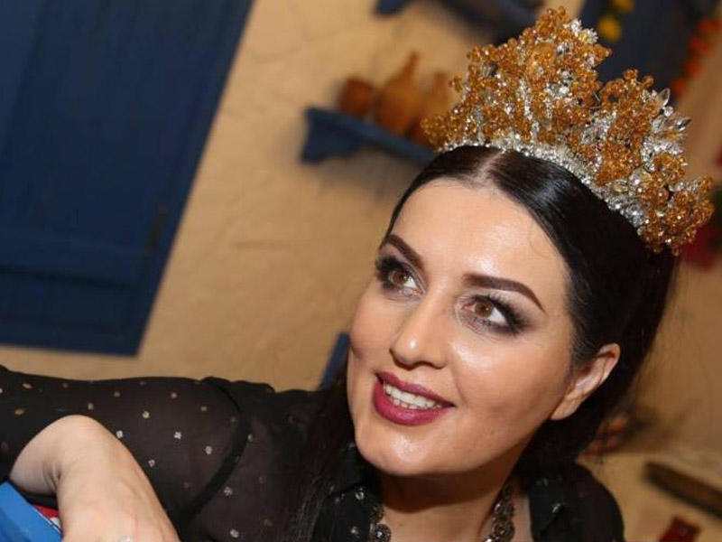Elza yenə sehirli qələmini əlinə aldı bu dəfə o, Uzanaq üz üstə yan üstə sevişək can üstə ... dedi