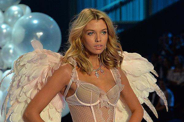 Model çarpayıda yarımçılpaq fotosunu paylaşdı - FOTO
