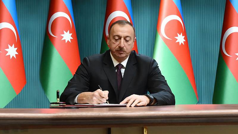 İlham Əliyev sərəncam imzaladı: Aparat əməkdaşları təltif edildi
