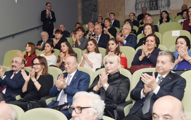 Mehriban Əliyeva qızları ilə tamaşada - FOTOLAR