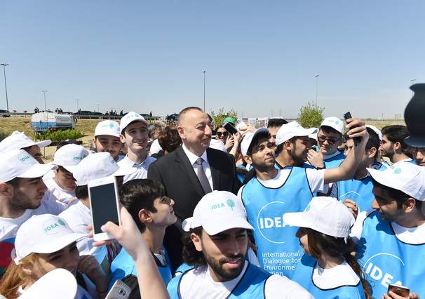 Prezident və ailəsi selfi çəkib, ağac əkdilər (FOTOLAR)